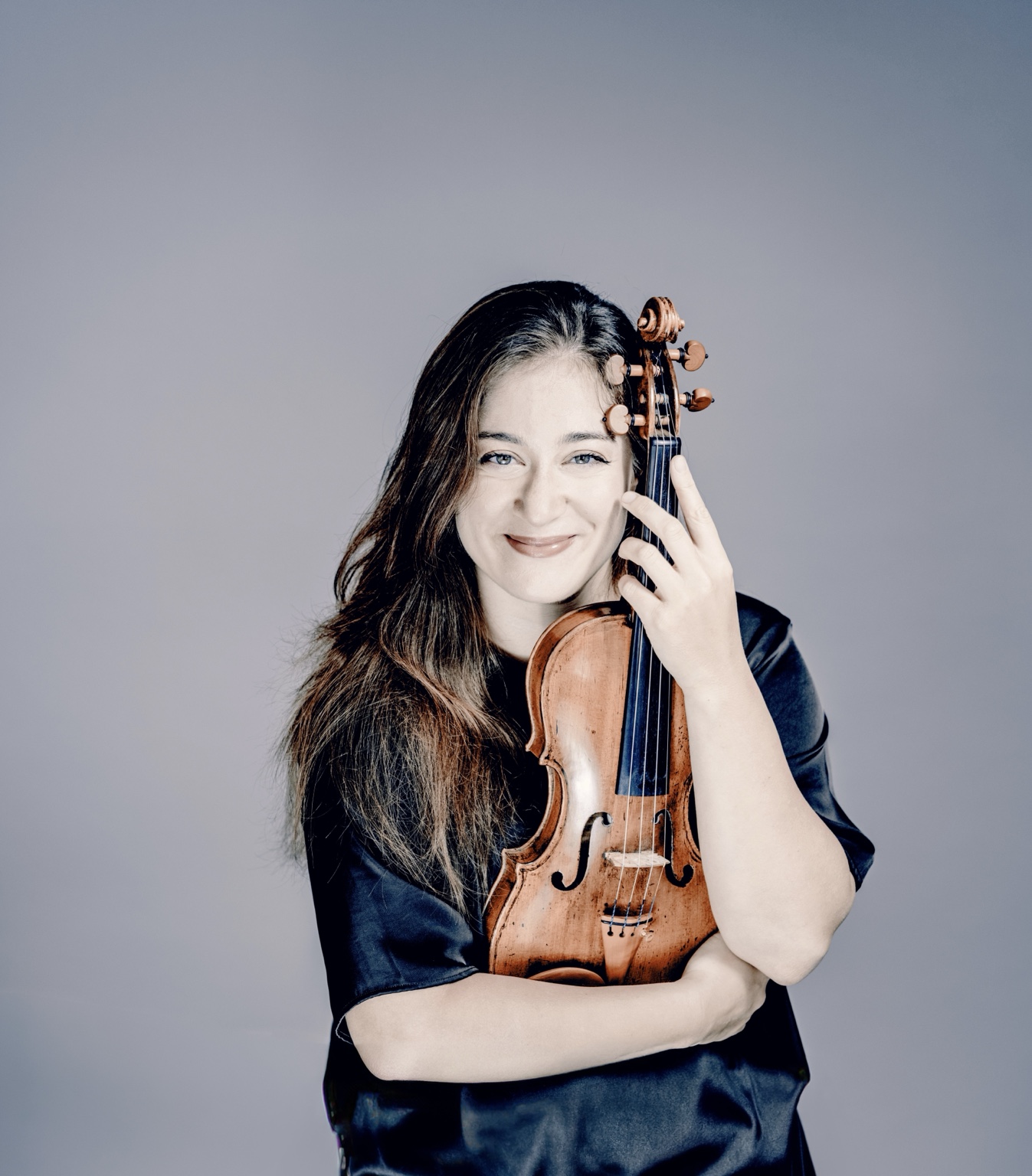 Veriko Tchumburidze with violin, © Andrej Grilc